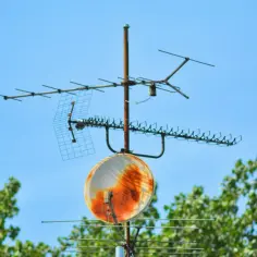 Anteny naziemne na maszcie, w tym satelitarna i siatkowa. Szukasz idealnej **anteny pokojowej do tv naziemnej**?