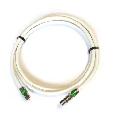 Biały kabel antenowy z zielonymi złączami, idealny jako przedłużenie kabla antenowego.