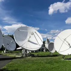 Duże anteny satelitarne tworzą imponujący zestaw do odbioru telewizji satelitarnej.