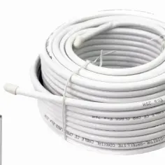 Biały kabel antenowy do telewizji naziemnej, zwinięty w krąg. Widoczny przekrój kabla z miedzianym rdzeniem i ekranowaniem.