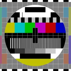 Testowy obrazek telewizyjny z kolorowymi pasami i szarościami. Wygląda jak sygnał telewizji naziemnej o słabej jakości.