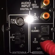 Wtyk antenowy do amplitunera, obok złącza AM/FM.