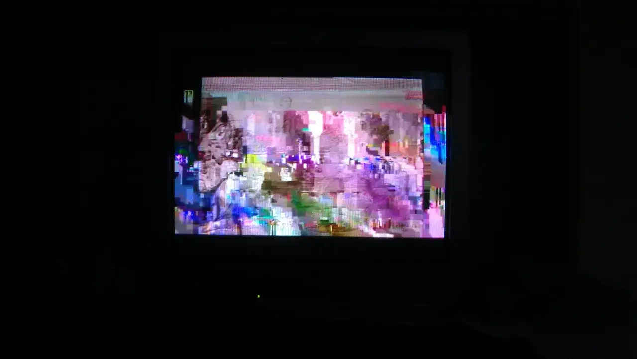 Zakłócony obraz na ekranie telewizora, prawdopodobnie z powodu problemów z kablem antenowym do telewizji naziemnej.