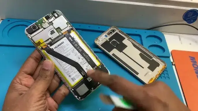 Zdjęcie Wymiana baterii w Huawei Y6: Jak uniknąć kosztownych błędów?