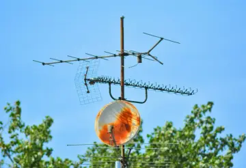 Anteny naziemne na maszcie, w tym satelitarna i siatkowa. Szukasz idealnej **anteny pokojowej do tv naziemnej**?