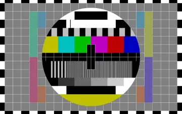 Testowy obrazek telewizyjny z kolorowymi pasami i szarościami. Wygląda jak sygnał telewizji naziemnej o słabej jakości.