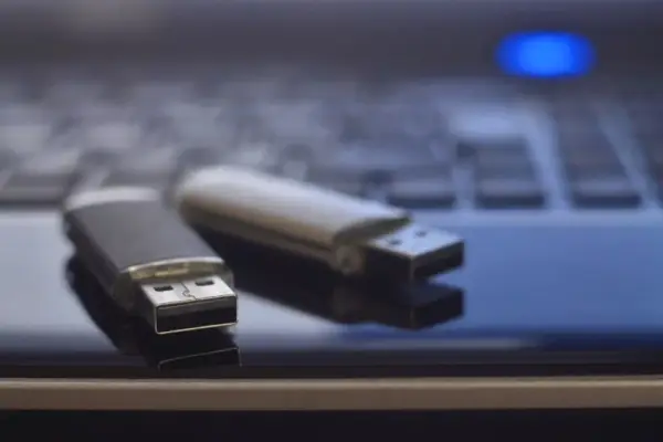 Jak skopiować z telefonu na pendrive bez utraty danych i problemów