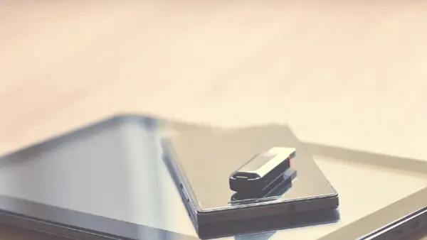 Jak podłączyć pendrive do telefonu? Android i iPhone
