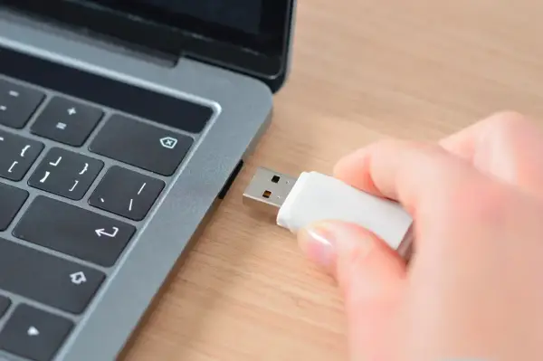 Jak zapisać prezentację PowerPoint na pendrive? Poradnik