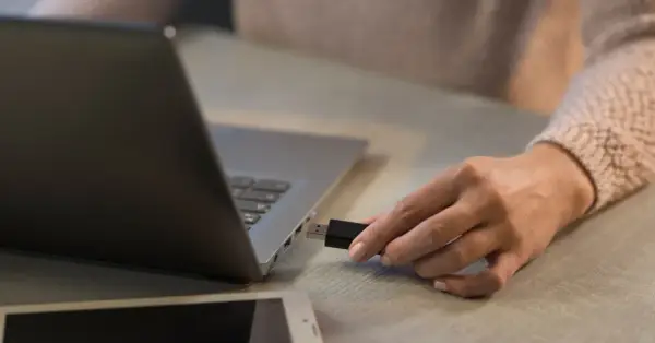 Laptop nie widzi pendrive'a? Napraw to w 5 krokach!