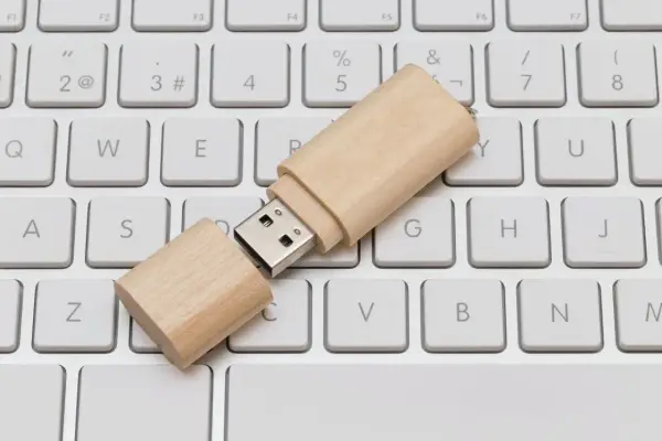 Jak zapisać plik na pendrive? Krok po kroku i bez błędów