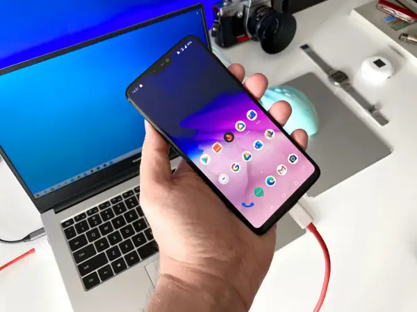 Jak zgrać zdjęcia z telefonu na pendrive - Android i iPhone
