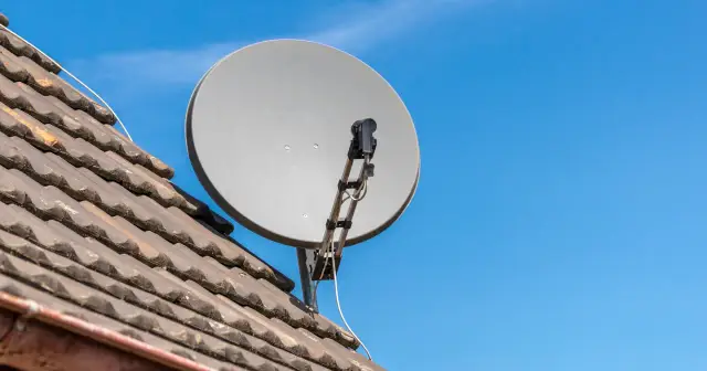 Profesjonalny montaż anteny satelitarnej w Katowicach. Antena na dachu, gotowa do odbioru sygnału.